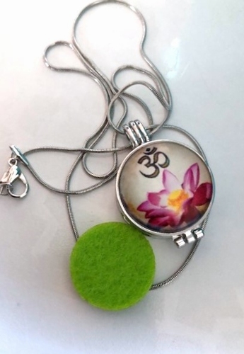 Aroma / parfum ketting met hanger bloem ohm